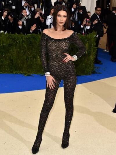 ΜΠΕΛΑ ΧΑΝΤΙΝΤ ΜΕ ALEXANDER WANG