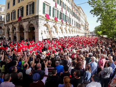«Βούλιαξε» από κόσμο η Κέρκυρα – «Σεισμό...