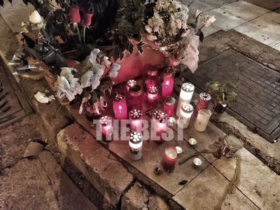 Πάτρα: Κεράκια και λουλούδια στην άσφαλτ...