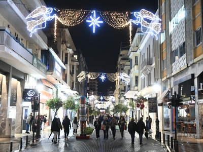 Πάτρα: Άναψε ο χριστουγεννιάτικος φωτειν...