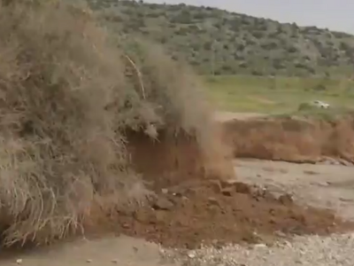 Βάρκιζα: Δραματική διάσωση πατέρα και γι...