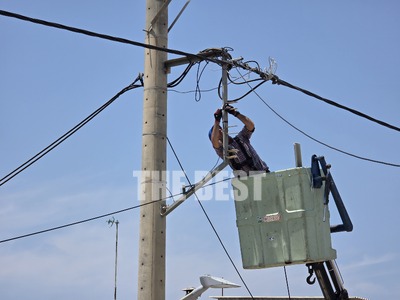  Οι κολώνες της ΔΕΗ στην Πάτρα γέμισαν ν...