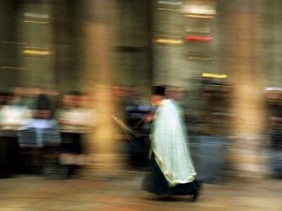 Ελεύθερος υπό όρους ο ιερέας που κατηγορ...