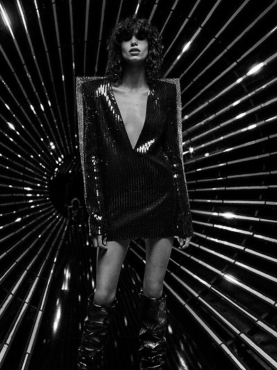 Τα ρούχα Saint Laurent της αρέσουν περισσότερο από όλα τα άλλα
