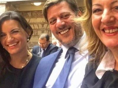 Βουλευτές της ΝΔ, μες στην καλή χαρά, έβ...
