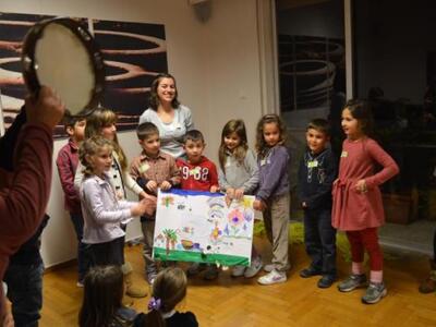 Η δασκάλα Ιωάννα Τσεντούρου με την ομάδα της