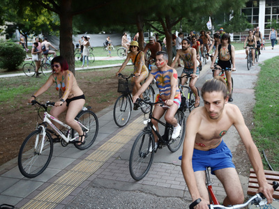 Γυμνή ποδηλατοδρομία στο κέντρο της Θεσσαλονίκης