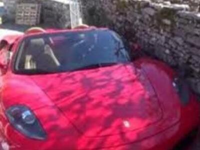  Aπίστευτο: Εβαλε τη Ferrari στα στενά σ...
