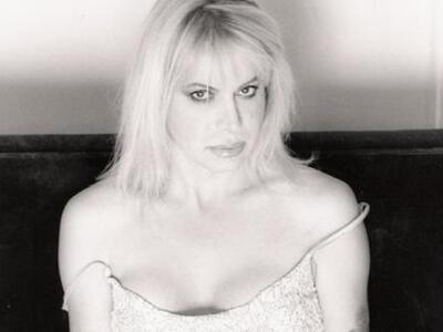 Καρφί από γνωστή τραβεστί! Ξέρω τρεις ga...