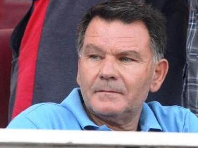 Πρωτοφανές "άδειασμα" Πάους απ...