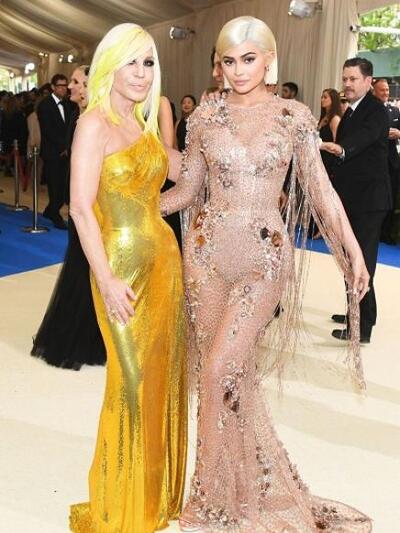 ΚΑΙΛΙ ΤΖΕΝΕΡ ΜΕ VERSACE