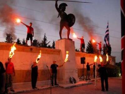 Χρυσαυγίτες υμνούν τον Χίτλερ και τον Μουσολίνι!