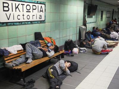 Καταφύγιο στον σταθμό του ΗΣΑΠ στην πλατ...