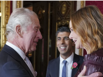 Ο βασιλιάς Κάρολος έσπασε το πρωτόκολλο,...