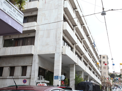 Πάτρα: Νεαροί συγκεντρώθηκαν έξω από την Αστυνομία