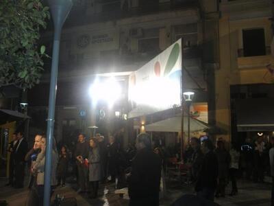 Έξω από το εκλογικό κέντρο του κ. Δημαρά