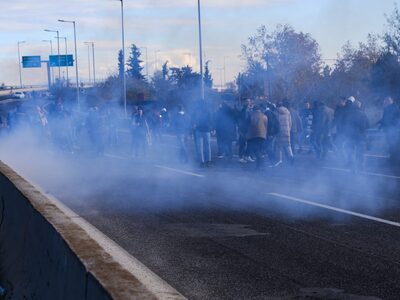 Στα μπλόκα οι αγρότες: Ένταση, χημικά κα...