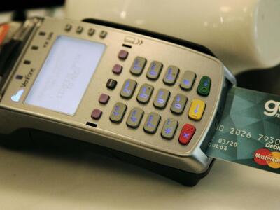 Υποχρεωτική η αναγραφή αποδοχής μέσων πλ...