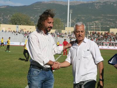 Ο Τάκης Κυριακόπουλος βράβευσε τον Δημήτ...