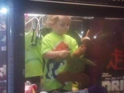 3χρονος έφυγε από το σπίτι και τρύπωσε σ...