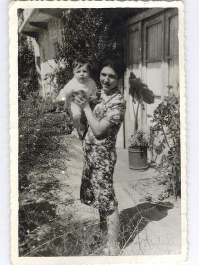 Ο Δημήτρης Κατσικόπουλος, ολίγων μηνών, στην αγκαλιά της μητέρας του Μαρίας