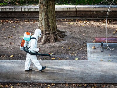 Η Γαλλία επιβάλλει τη μάσκα στις τράπεζε...