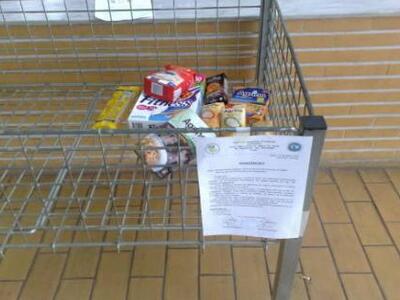 Αγρίνιο: Αστυνομικοί συλλέγουν τρόφιμα γ...