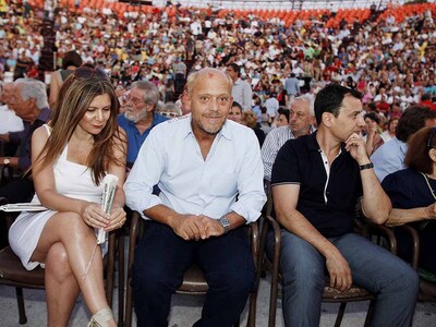 Ο Στέλιος Παρλιάρος με φιλική παρέα