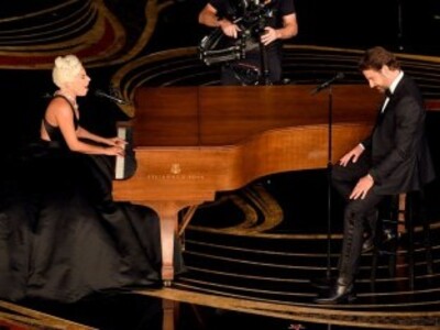 Η εμφάνιση της Lady Gaga και του Μπράντλ...