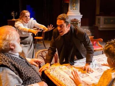 Σκηνή από την παράσταση "Μικροαστοί...