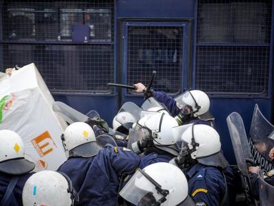 Πεδίο μάχης έξω από το Ειρηνοδικείο Αθην...