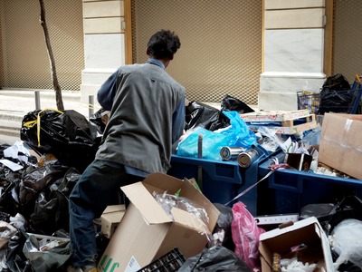 Κουβαλούσε 27 κιλά κάνναβης σε σακούλες ...