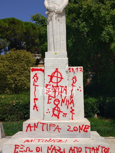 Μία από τις πιο ευρείες όσο και έντονες «επεμβάσεις» που έγιναν ποτέ στο ηρώο. Αυτή την εικόνα είχε το δόλιο στις 25 Ιουλίου 2017. Καμιά δεκαριά διαφορετικά συνθήματα φέρει, όπως antifa, antinazi, σκατά στα έθνη, έξω οι Ναζί από παντού κ.ά.