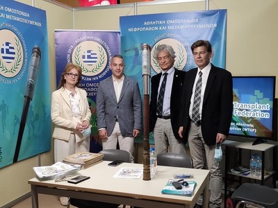 O Π. Τρίγκας στο περίπτερο της Α.Ο.Ν.Μ.,...