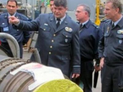 Ταξίαρχος της Πολεμικής Αεροπορίας παραι...