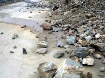 Κομμάτια από πέτρες σε δυο σημεία της ε....