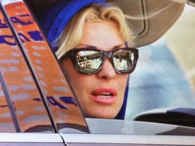 Κρύφτηκε η Ελένη Μενεγάκη από τους φωτογ...