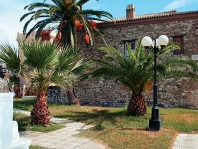 Αποκαλυπτήρια μνημείου στην πλατεία πέντ...