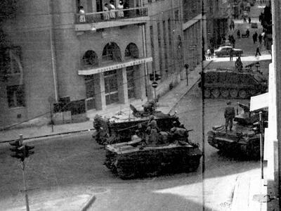 21 Απριλίου 1967: Τα τανκς της χούντας σ...