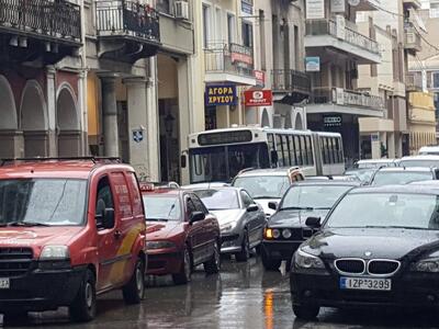Πάτρα: Βροχή και διπλοπαρκαρισμένα "...