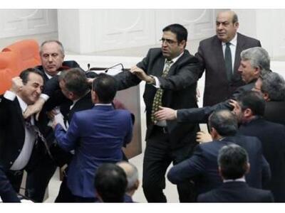 Άγριο ξύλο ανάμεσα σε Τούρκους βουλευτές