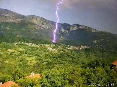 Η στιγμή που κεραυνός χτυπά την Ελάτη- Δ...