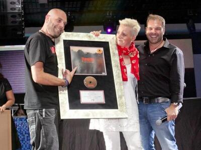 Η απονομή του δίσκου από το Μάκη Πουνέντη