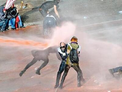 Νερό με πιπέρι σε Τούρκους διαδηλωτές