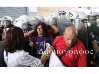 Σε διαθεσιμότητα ο άνδρας των ΜΑΤ που χτ...