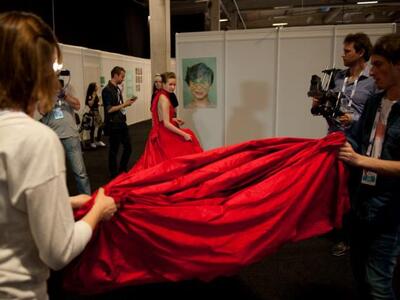 Η κοπέλα με το εντυπωσιακό κόκκινο φόρεμ...