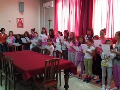 Η χορωδία του 4ο Δημοτικού Σχολείου Πατρ...