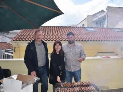 Το τσίκνισαν και στο Εργατοϋπαλληλικό Κέ...