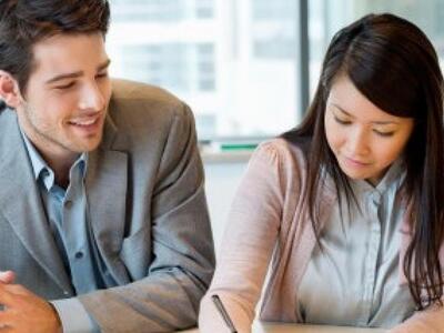 Οι άντρες στο γραφείο κάνουν κακό στην υ...