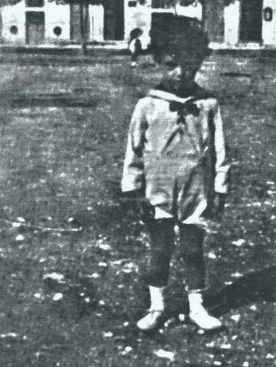 Στην πλατεία Ολγας έξω από το πατρικό το 1930.